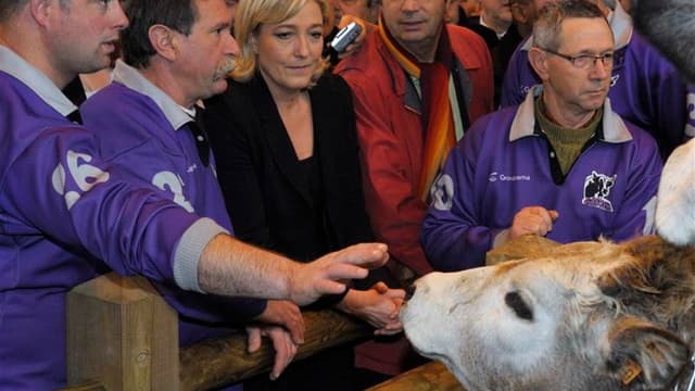 Marine Le Pen en visite au Salon de l'Agriculture, vendredi. La candidate du Front national à la présidentielle a souhaité y ouvrir "le cahier de doléances" de la ruralité et a prôné des mesures "d'autorité" permettant au monde paysan de vivre décemment.