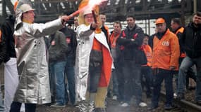 Les sidérurgistes d'ArcelorMittal à Florange bloquent vendredi les entrées et sorties de la gare de triage qui alimente l'usine en réponse aux annonces de Nicolas Sarkozy et de leur direction concernant un redémarrage très hypothétique de leurs hauts-four