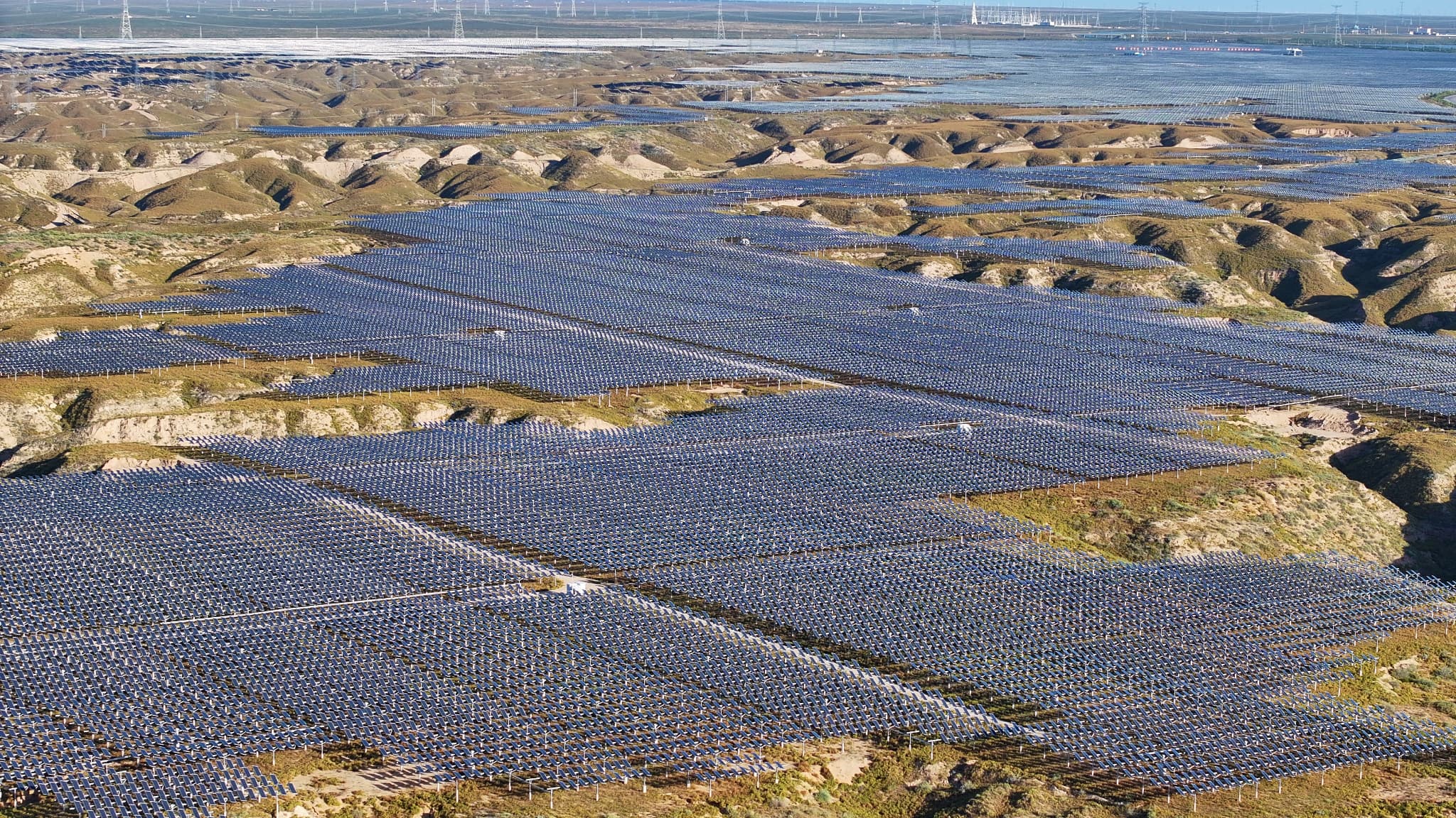 TRUMP CONSIDÈRE LE RÉCHAUFFEMENT CLIMATIQUE COMME UNE "GRANDE ARNAQUE": LA CHINE, ELLE, COUVRE SES DÉSERTS DE PANNEAUX SOLAIRES