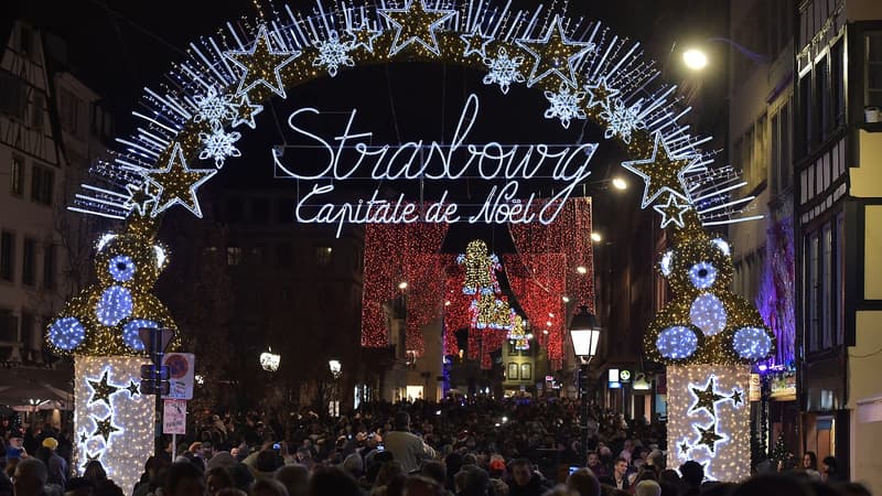À Strasbourg, les guirlandes du sapin du le marché de Noël pourrait être éteintes plus tôt (photo d'illustration).