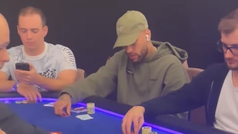 Déjà apparu autour d’une table de l’European Poker Tour en plein milieu de l’après-midi, Neymar est retourné jouer tard ce mercredi soir au Hyatt Regency, à Paris