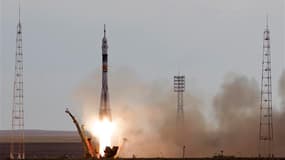 Une fusée russe Soyouz a décollé dimanche à 02h40 GMT du cosmodrome de Baïkonour, au Kazakhstan, en direction de la Station spatiale internationale (ISS). /Photo prise le 15 juillet 2012/REUTERS/Shamil Zhumatov