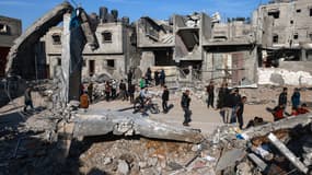 Des Palestiniens à Rafah, dans le sud de la bande de Gaza, à la suite de frappes aériennes israéliennes, le 4 décembre 2023. 