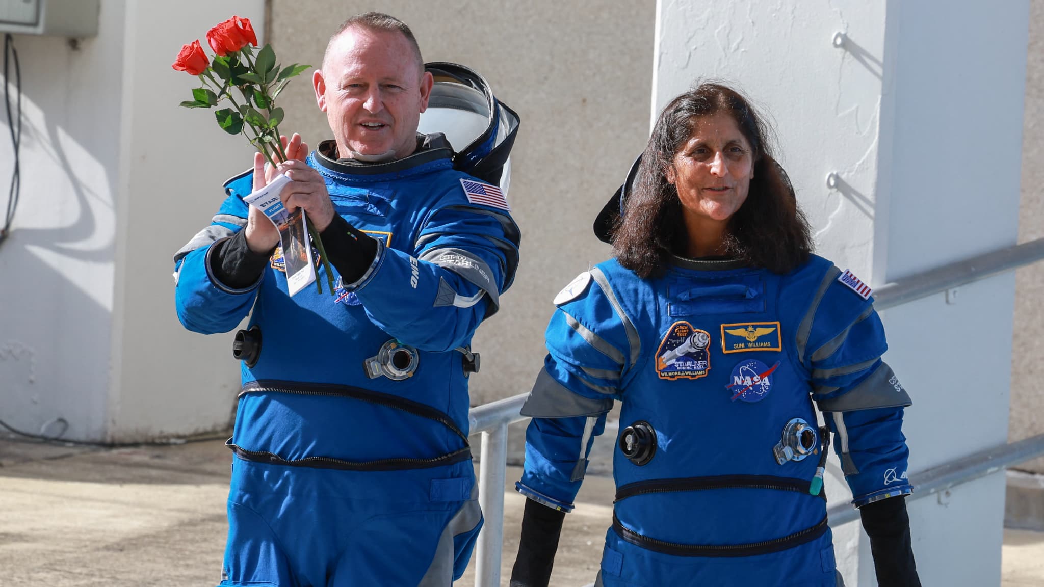 Le commandant des essais en vol de l'équipage Boeing de la NASA, Butch Wilmore (à gauche), et la pilote Suni Williams sortent du bâtiment des opérations et de contrôle le 1er juin 2024 à Cap Canaveral, en Floride, jour de leur départ vers l'ISS.