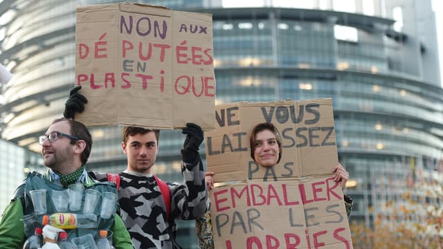 Des manifestants contre le poids des lobbies dans les décisions publiques, le 23 octobre 2018 à Strasbourg.