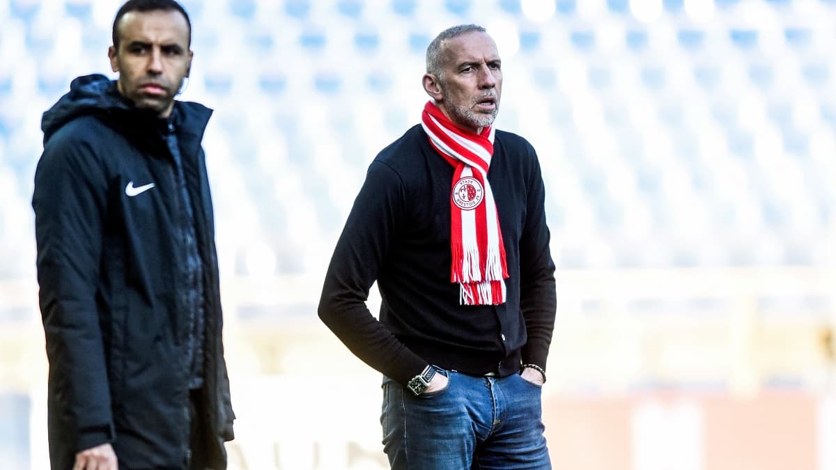 Eric Roy, écharpe du Stade Brestois autour du cou. Eric Roy, écharpe du Stade Brestois autour du cou.