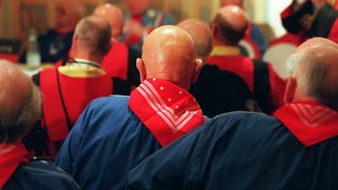 Des membres de l'Association Internationale des Chauves réunis à Fontainebleau.