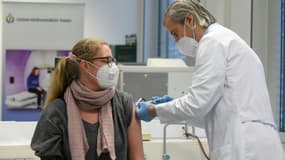 Un membre du personnel hospitalier reçoit une injection du vaccin de Moderna contre le Covid-19, à l'hôpital universitaire d'Essen (Allemagne), le 18 janvier 2021. (Photo d'illustration)