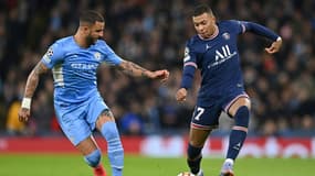 L'attaquant du Paris Saint-Germain, Kylian Mbappé, à la lutte avec le défenseur de Manchester City, Kyle Walker, lors de leur match de poules de la Ligue des Champions, le 24 novembre 2021 à l'Etihad Stadium
