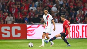 Achraf Hakimi devant Albert Gudmundsson lors de Lille-PSG (1-3, L1), le 1er septembre 2025