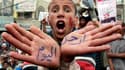 Un manifestant anti-gouvernemental lors d'un rassemblement à Sanaa, avec l'inscription "Pars aujourd'hui" sur la paume de ses mains. Le président yéménite Ali Abdallah Saleh, au pouvoir depuis 32 ans, s'est déclaré samedi prêt à démissionner si on lui per