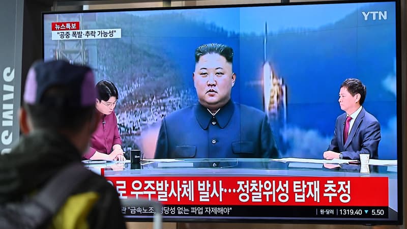 Un homme regarde un écran de télévision diffusant un bulletin d'information avec des images du dirigeant nord-coréen Kim Jong Un, à la gare de Séoul, le 31 mai 2023. Photo d'illustration.