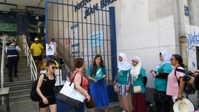 Des membres de "l'Alliance Citoyenne" manifestent devant la piscine Jean Bron, le 30 juin 2019, pour défendre leurs droits de venir nager en burkini