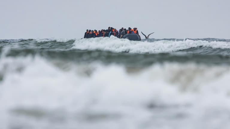 Des migrants au large de Neufchatel-Hardelot (nord de la France) tentent de traverser la Manche le 13 août 2025