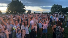 Plus de 2.100 personnes tentant de battre le record du plus grand nombre de marinières portées à Saint-Didier-sur-Chalaronne (Ain), le mardi 23 juillet 2024.