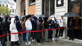Des clients attendent devant l'Apple Store Opéra, à Paris le 15 septembre 2023