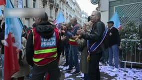 Christophe Prudhomme lors d'une action devant le siège de Renaissance