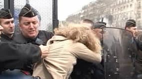 Interpellation de manifestants par la police, à Paris, dimanche dernier.