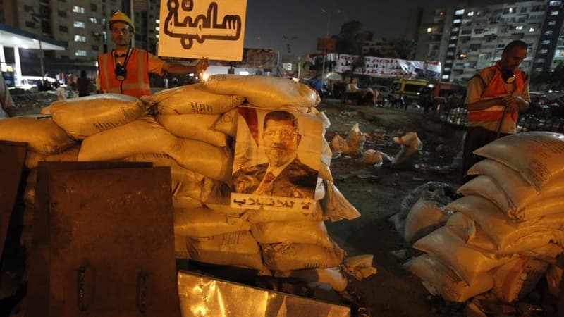 Un partisan de Mohamed Morsi, au Caire. es affrontements ont éclaté très tôt dimanche à Port-Saïd, à l'embouchure du canal de Suez, entre partisans et opposants du président égyptien déchu Mohamed Morsi, faisant quinze blessés. Les troubles ont commencé s