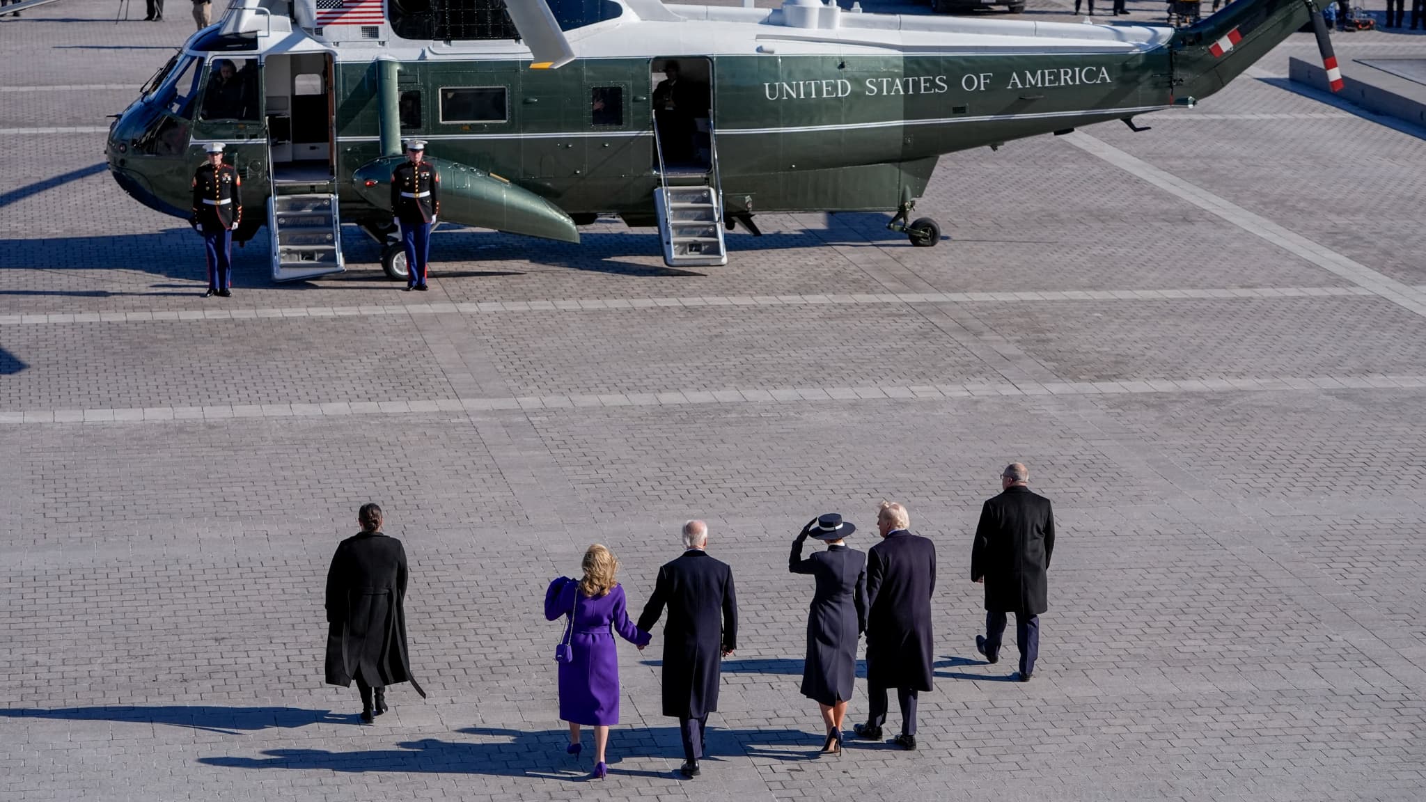 Donald et Melania Trump raccompagnent Jill et Joe Biden à leur hélicoptère, à Washington D.C. le 20 janvier 2025
