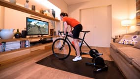 En juillet, des milliers de cyclistes participent à un tour de France virtuel sur Zwift