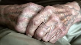 Les mains d'une femme âgée