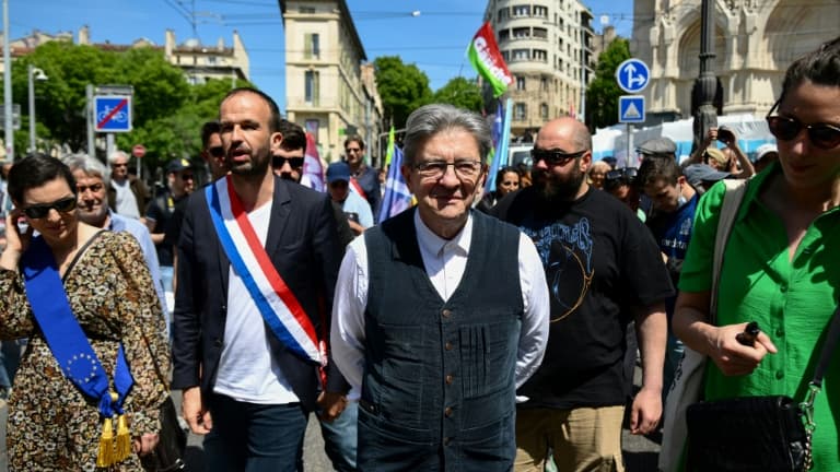 Le leader de la France insoumise Jean-Luc Mélenchon (c) lors de la "marche des colères" à Marseille, le 6 mai 2023.