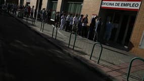 Le nombre de chômeurs inscrits dans la zone euro a reculé de 24.000 en juin, la première baisse depuis avril 2011 qui laisse espérer une sortie de récession. /Photo prise le 25 juillet 2013/REUTERS/Juan Medina