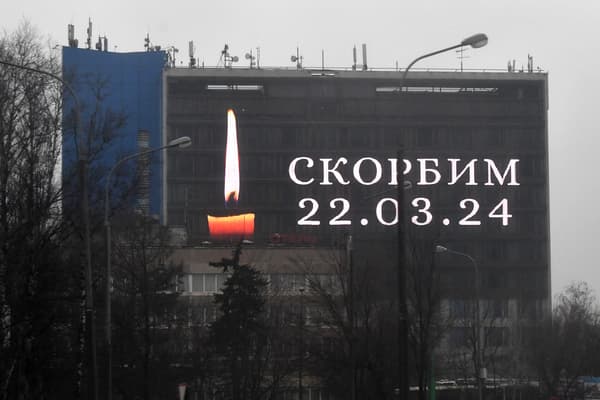 Un panneau publicitaire de Moscou rend hommage aux victimes de l'attentat du 22 mars 2024
