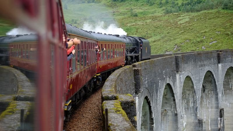 Le Jacobite Steam Train sur le viaduc de Glenfinnan en Écosse.