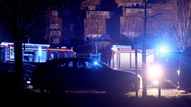 Des véhicules des unités médicales et de secours sont stationnés près du lieu d'une explosion dans un immeuble résidentiel à Trévoux, près de Lyon, qui a fait au moins quatre blessés et deux enfants tués, le 15 décembre 2025. 