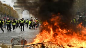 Des gilets jaunes sur les Champs-Elysées le 24 novembre 2018 à Paris