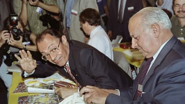 Élu premier secrétaire du PS en avril 1993, Michel Rocard aura échoué à fédérer les "éléphants" du parti autour de lui. Ici l'ex-Premier ministre le 2 juillet 1993 avec Claude Estier.