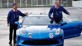 Bruno Le Maire, ministre de l'Économie, et Carlos Ghosn, PDG de Renault, viennent d'inaugurer à Dieppe la ligne de production de l'Alpine A110, qui marque ses ambitions dans le haut de gamme.