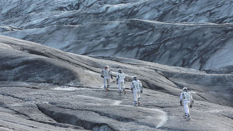 Les astronautes d'"Interstellar", explorant des contrées extra-terrestres.