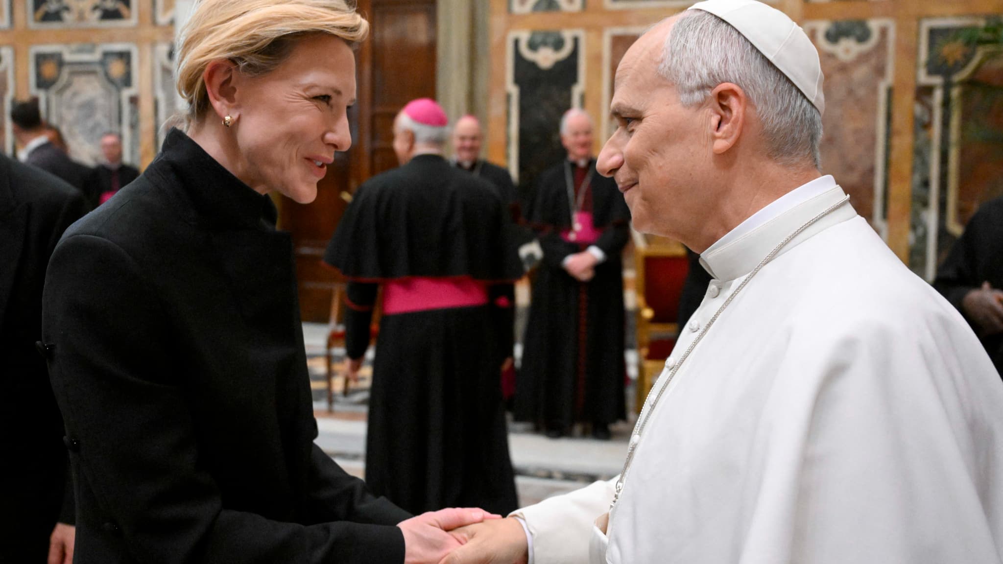 Cette photo prise et diffusée le 15 novembre 2025 par Vatican Media montre le pape Léon XIV rencontrant l'actrice Cate Blanchett, lors d'une audience avec des artistes du monde du cinéma au Vatican. 