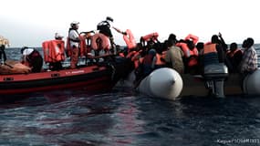 Des migrants secourus au large de la Libye par l'Aquarius.