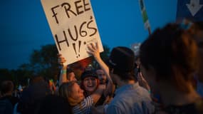 Une pancarte "Free Hugs" brandie lors du festival Eurockeennes à Belfort, dans l'est de la France, le 5 juillet 2014. (photo d'illustration)