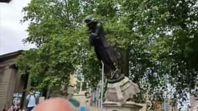 Au Royaume-Uni, des manifestants renversent la statue d'un marchand d'esclaves érigée à Bristol depuis 1895