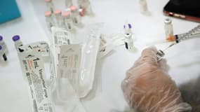 Un pharmacien prépare une dose du vaccin de Pfizer/BioNTech contre le Covid-19