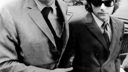 Le cinéaste Roman Polanski (d), le 10 août 1969 à Londres, après le meurtre de sa femme Sharon Tate par Charles Manson