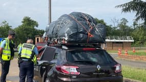Une voiture contrôlée en surcharge au niveau du péage de Villefranche-Limas, dans le Rhône.
