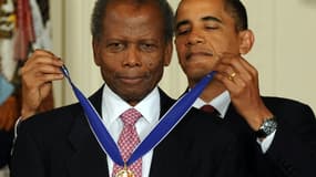 Sur cette photo datée du 12 août 2009, le président américain de l'époque Barack Obama remet à l'acteur Sidney Poitier la médaille de la liberté.