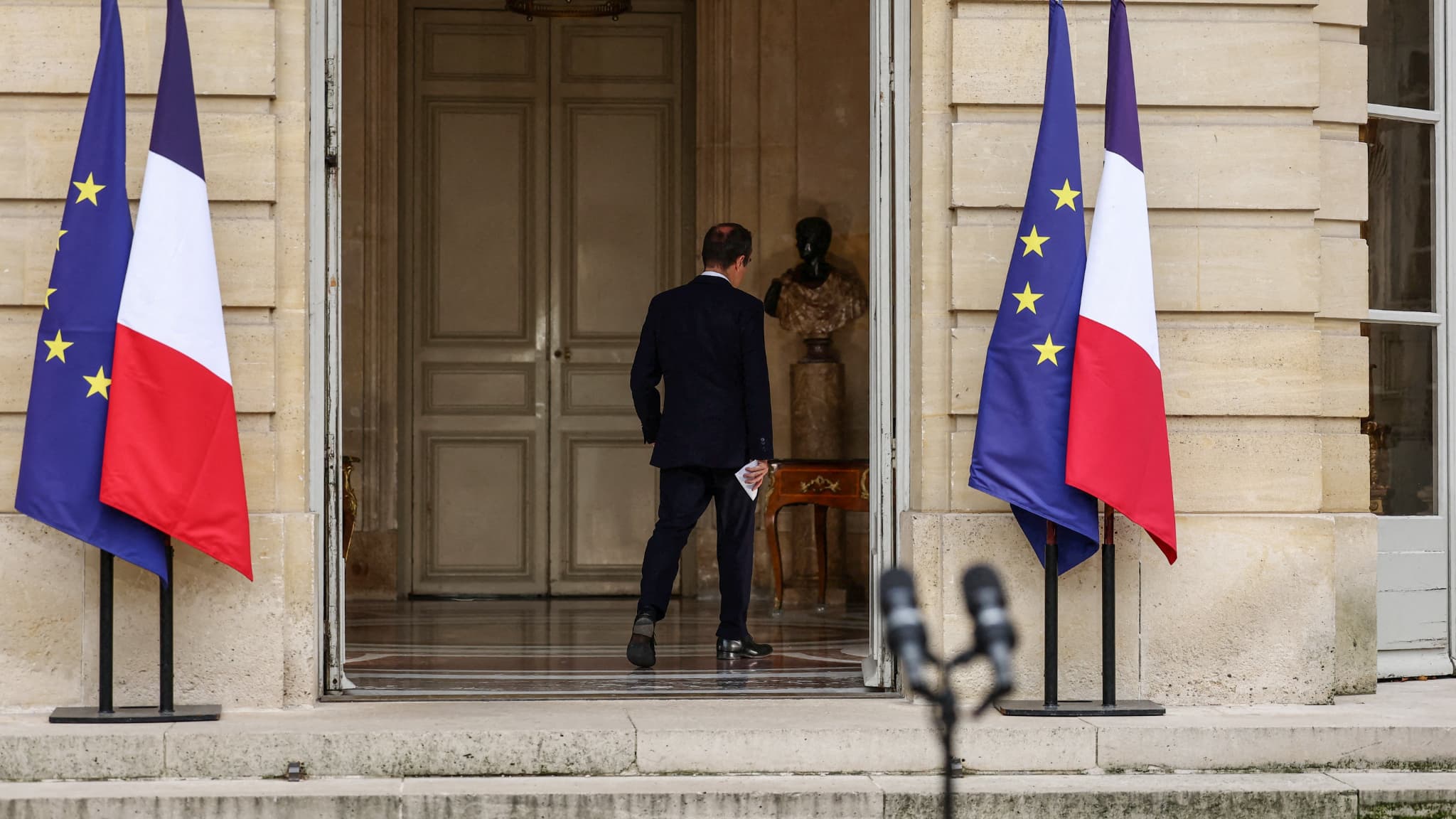 "PATHÉTIQUE", "ABASOURDIS", "DÉSESPÉRANT"... LES MACRONISTES "EN COLÈRE" APRÈS LA DÉMISSION DE SÉBASTIEN LECORNU