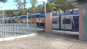 Un TER en gare de Cannes-Ranguin.