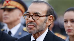 Le roi du Maroc Mohammed VI attend de saluer le président français dans la capitale Rabat, le 28 octobre 2024.