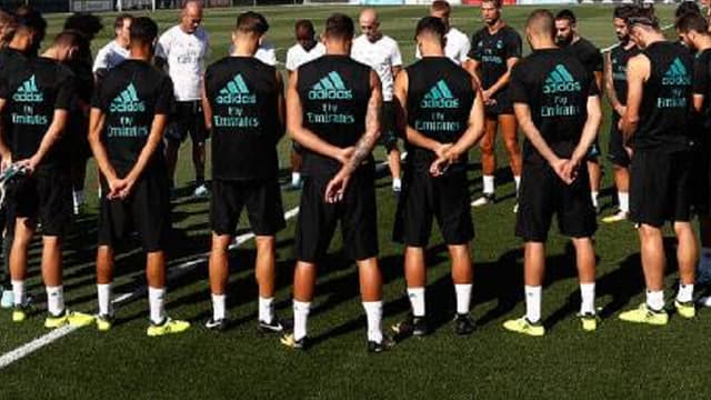 Les joueurs du Real, autour de leur coach Zinedine Zidane, rendent hommage aux victimes de l'attentat de Barcelone.