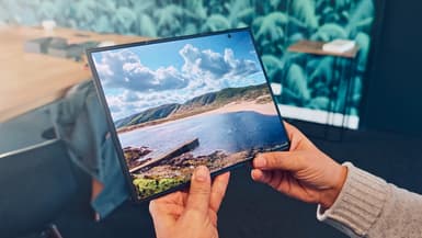 Le Samsung Galaxy Z Trifold est de taille XXL en main, mais extrêmement fin (3,9 mm)