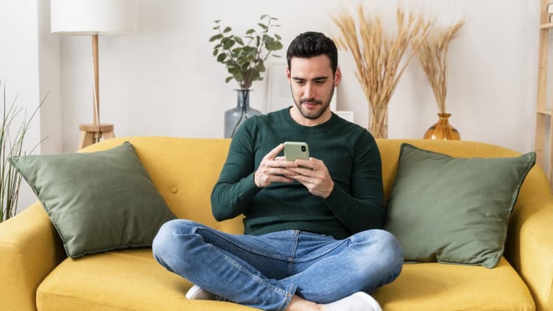 Un "choc technologique mondial commun": deux études désignent le smartphone comme une des causes de la baisse de la natalité à travers le monde