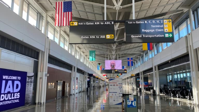 Une vue d'un hall désert de l'aéroport international de Washington-Dulles, Etats-Unis, le 10 novembre 2020

